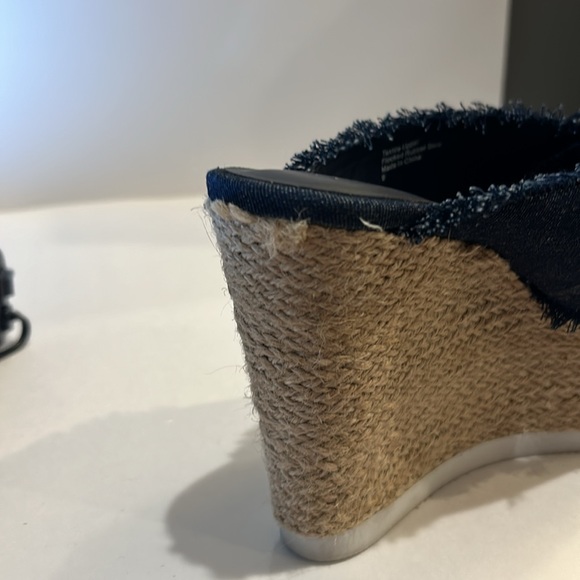 Navy Blue Denham wedges with fringe size 9. Brand is Rampage. White rubber sole - Picture 12 of 13